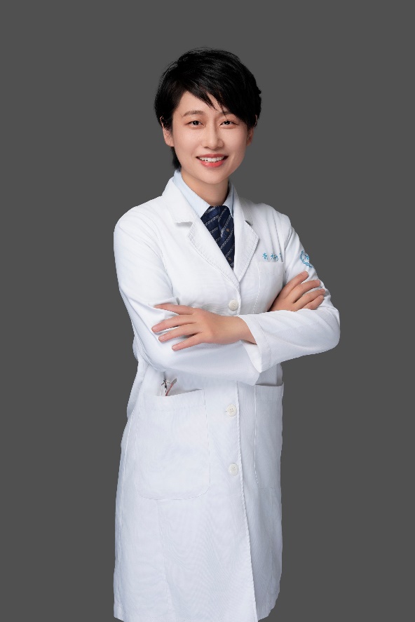 图片包含 人, 站, 服装, 对着描述已自动生成